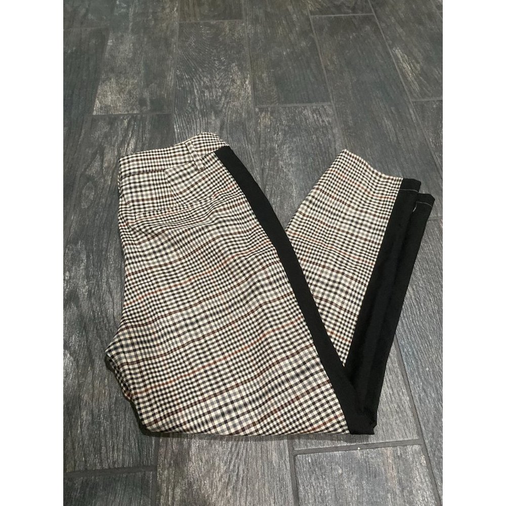 GENTLY USED WHO WHAT WEAR PANTS